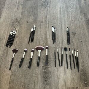 Huge lot of 30 solve makeup brushes